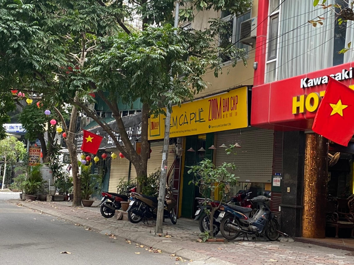 "Phố cafe" tại đường Trần Thái Tông cũng đóng cửa hàng loạt. Ảnh: L.A.