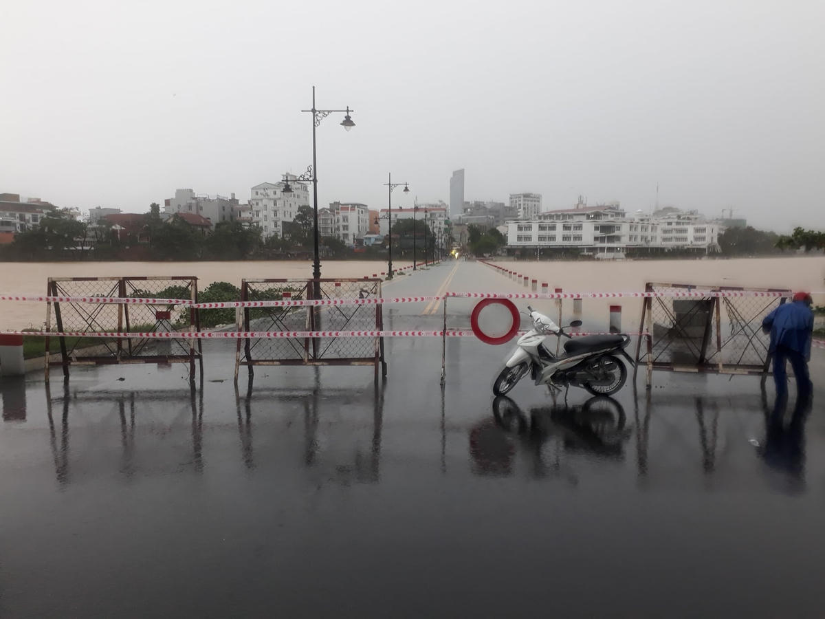 Những tuyến đường ngập sâu, lực lượng công an đã chốt chặn để kiểm soát giao thông đi lại. Ảnh: CTV.