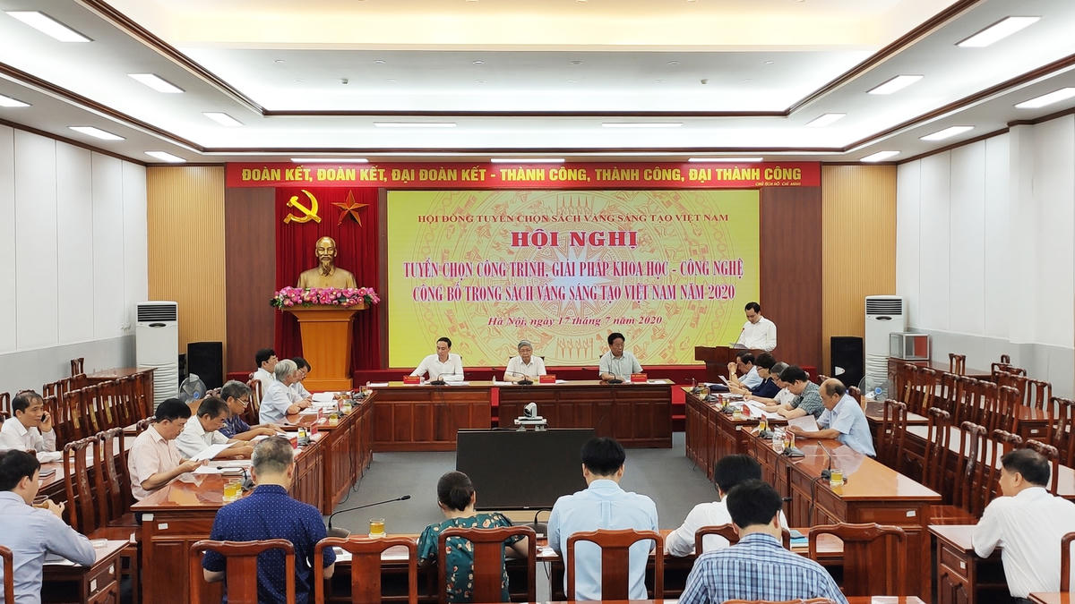 Các thành viên trong Hội đồng tuyển chọn thảo luận, đánh giá các công trình.