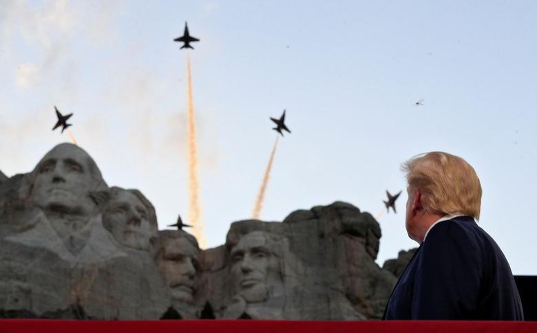 Tổng thống Trump theo dõi màn trình diễn của phi đội Blue Angels (Những Thiên thần Xanh) của Hải quân Mỹ.