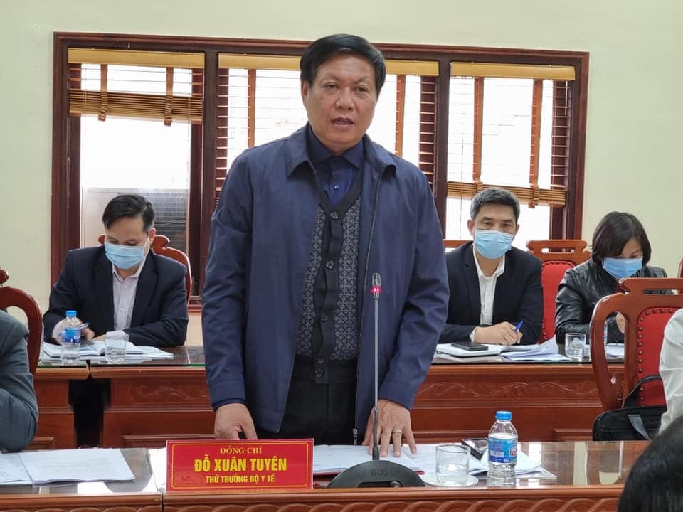 Thứ trưởng Bộ Y tế Đỗ Xuân Tuyên phát biểu tại cuộc làm việc.