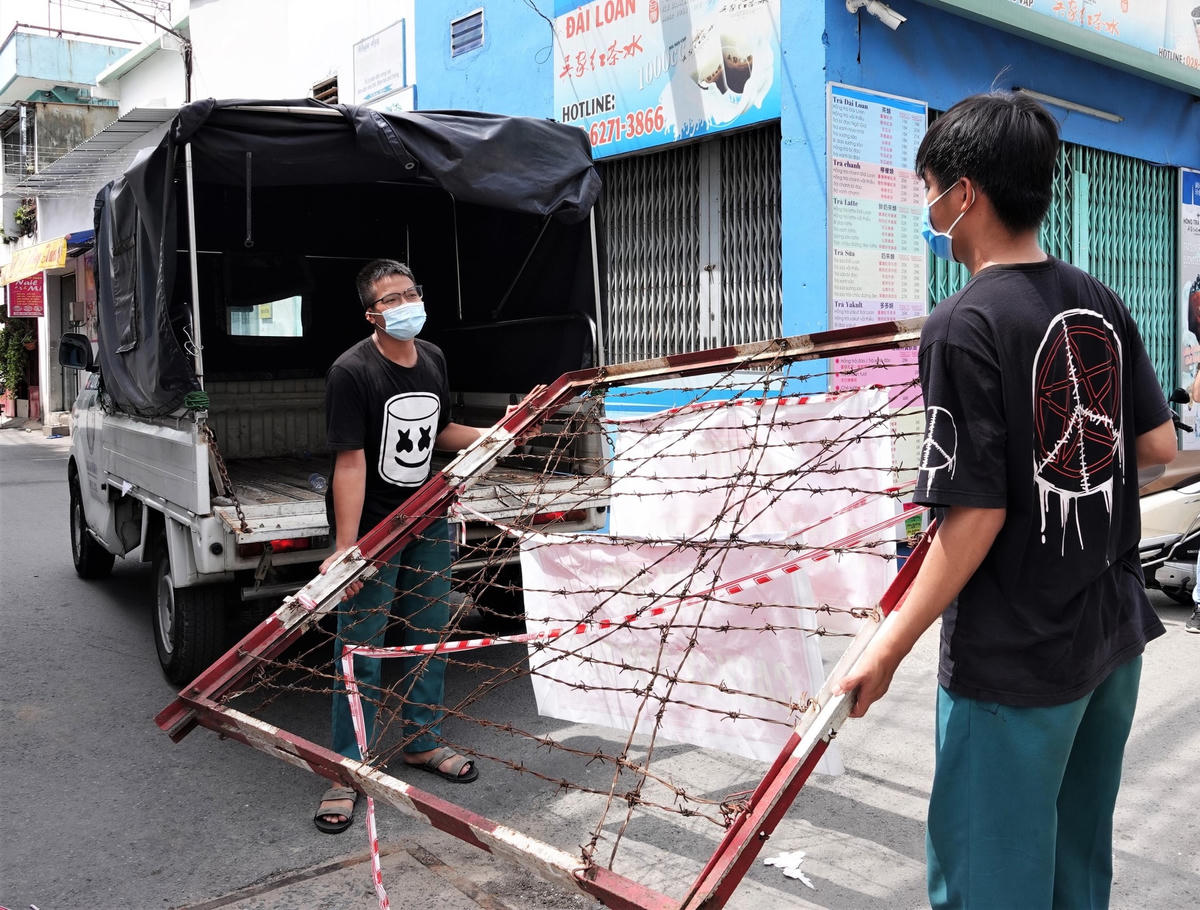 Nhiều rào chắn phòng dịch Covid-19 trong nội đô TP HCM được dỡ bỏ.