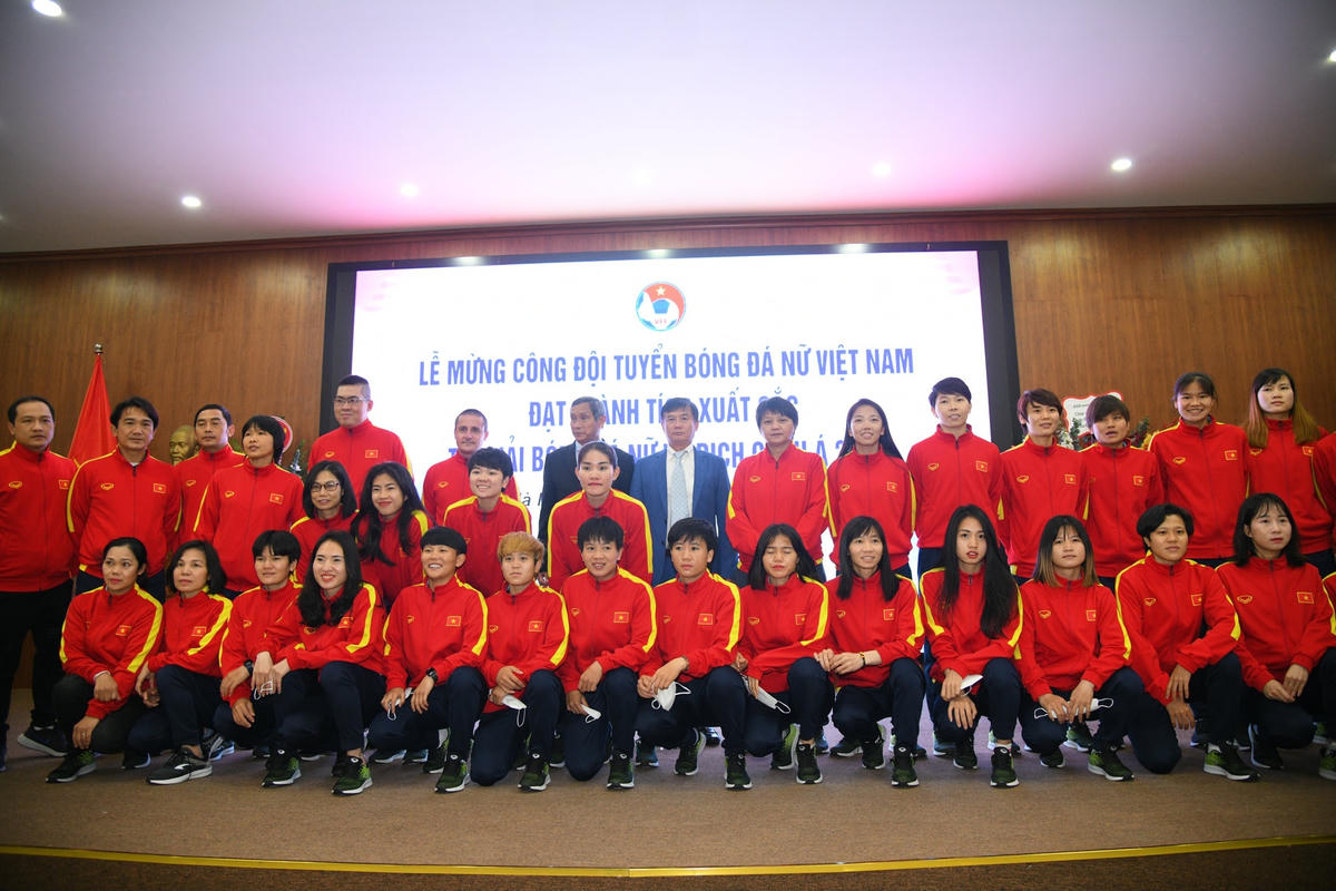 Các nữ tuyển thủ và BHL trong lễ vinh danh.