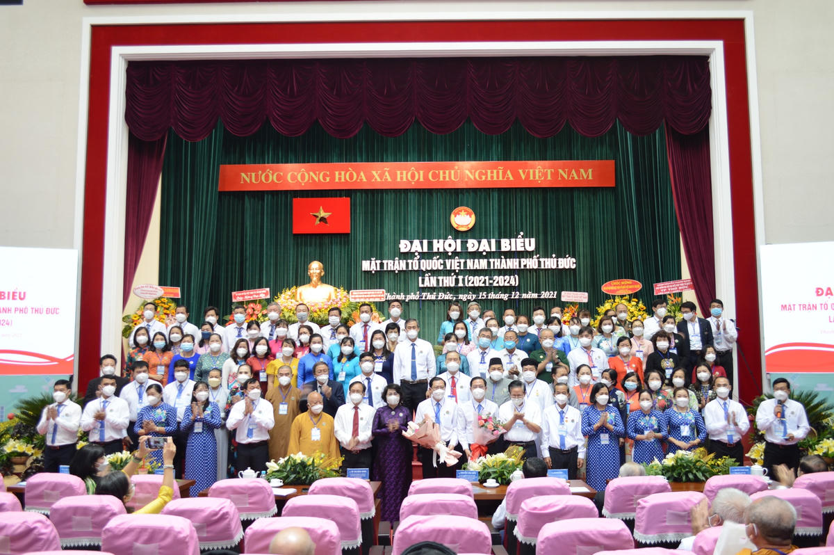Các đại biểu tham dự đại hội cùng chứng kiến đại hội ra mắt nhân sự mới.