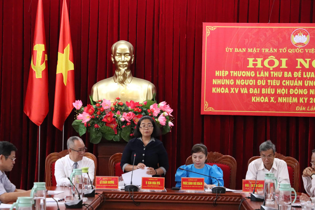 Trưởng Ban Dân vận Tỉnh ủy, Chủ tịch Ủy ban MTTQ Việt Nam tỉnh Đắk Lắk H’Kim Hoa Byă phát biểu tại hội nghị.