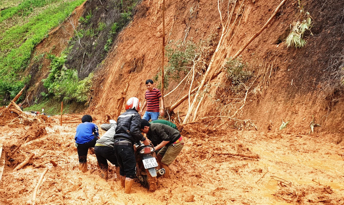 Mưa lớn gây sạt lở nặng đường đi về xã Bhalêê.