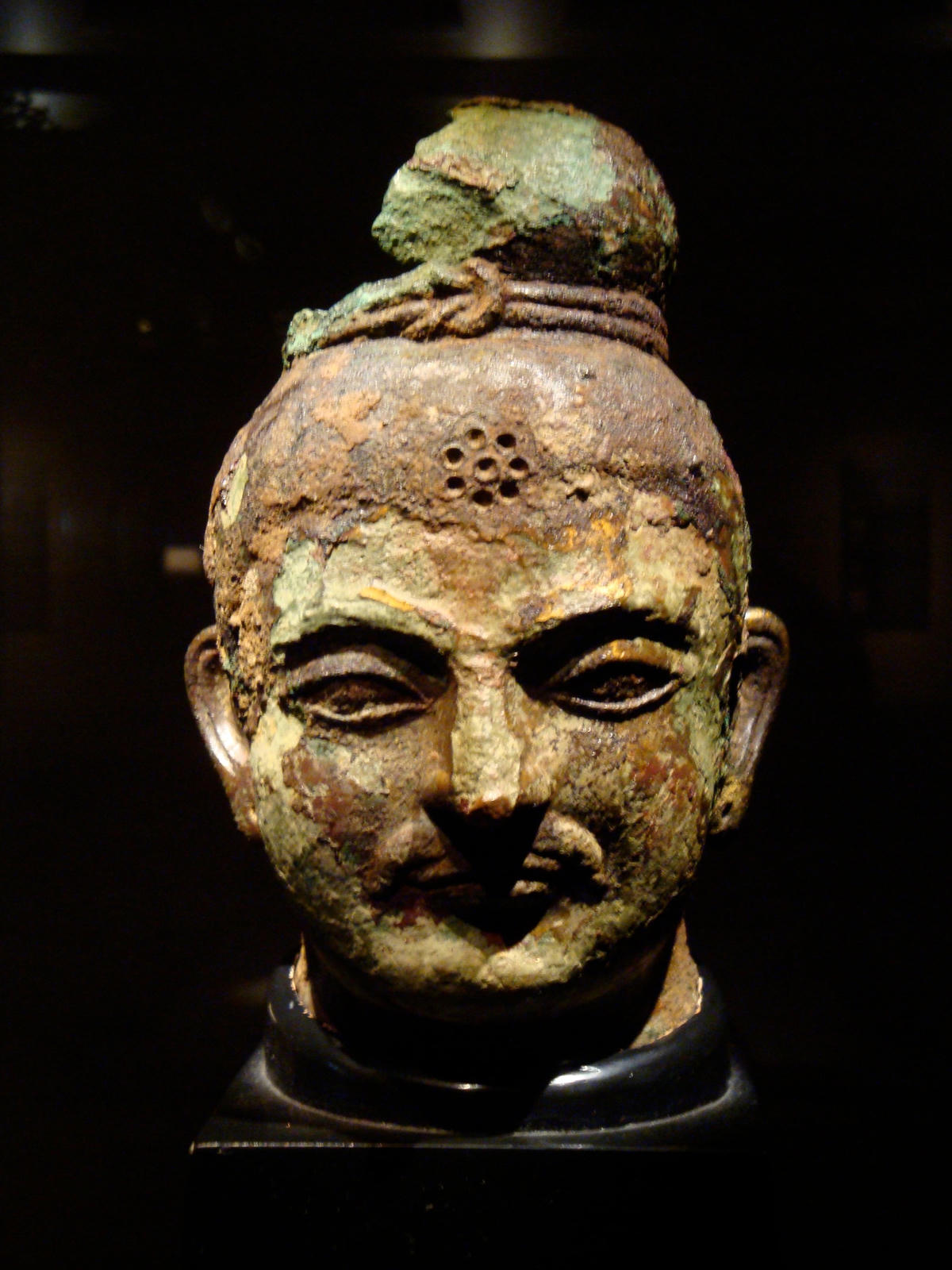 Đầu của Đức Phật được tìm thấy ở Khotan khoảng thế kỷ 3-4. Ảnh: Wiki.