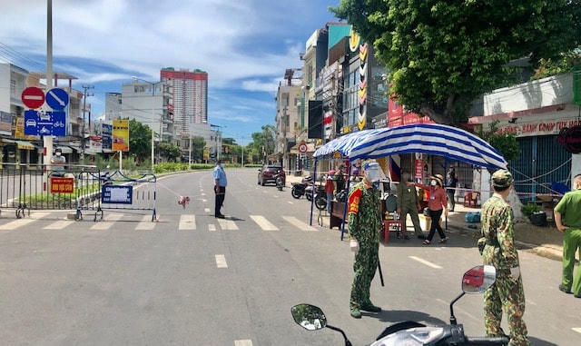 Tổ kiểm soát phòng chống dịch ở đường Lê Hồng Phong, TP Nha Trang.