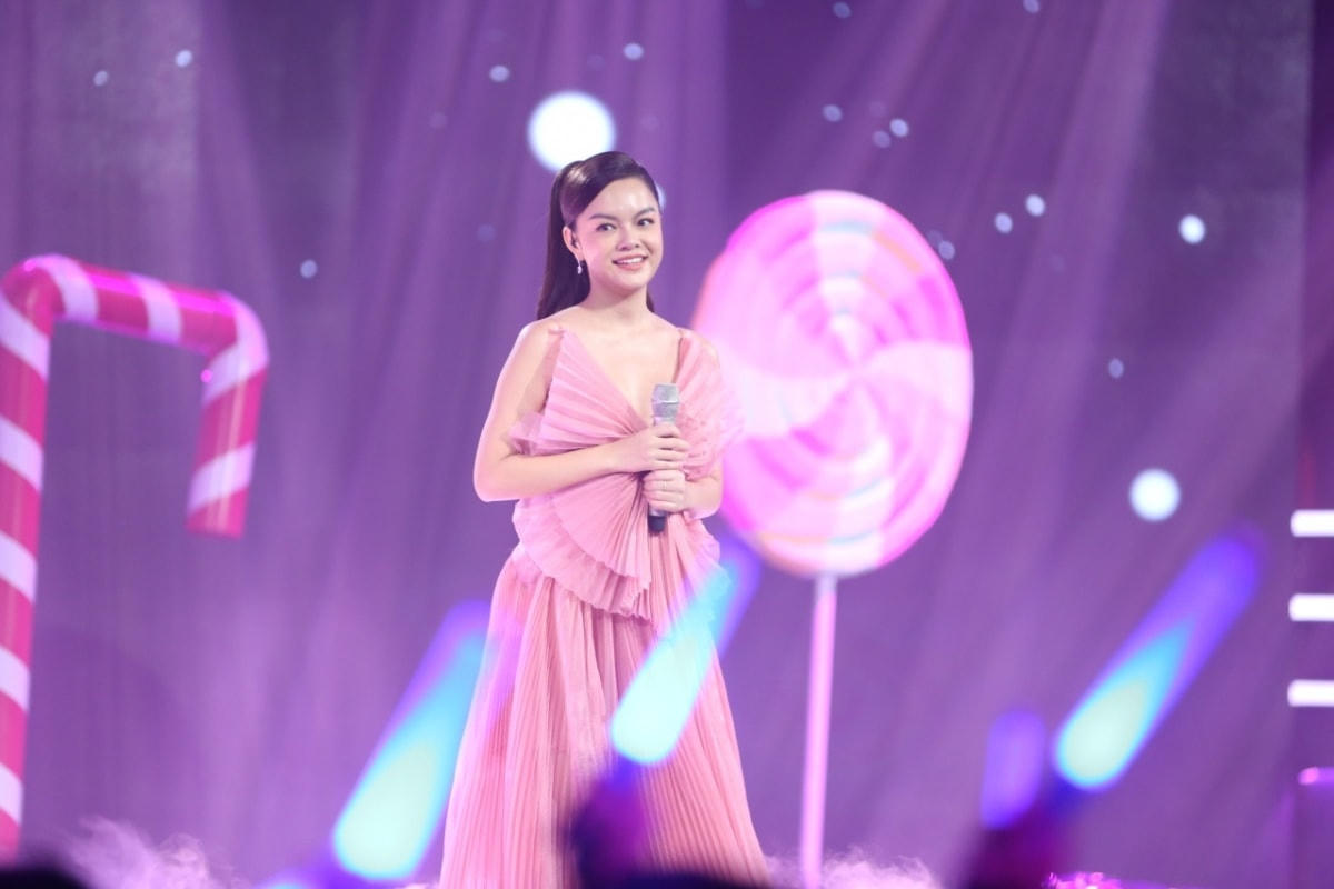 Dùng âm nhạc để xoa dịu nỗi đau, Phạm Quỳnh Anh trở lại hoạt động Showbiz. 