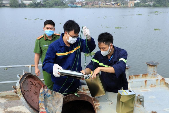 Lực lượng chức năng lấy mẫu xăng liên quan vụ án đưa đi kiểm định. Ảnh: Công an Đồng Nai.