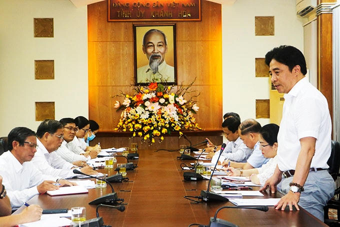 Ông Nguyễn Khắc Toàn, Phó Bí thư Thường trực Tỉnh ủy, Chủ tịch HĐND tỉnh Khánh Hòa, phát biểu tại buổi giao ban.