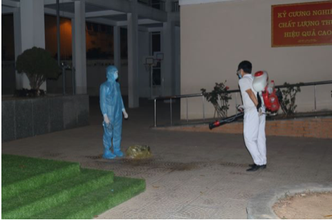 Trường Tiểu học Xuân Phương phun khử khuẩn.