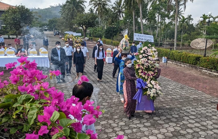Lãnh đạo tỉnh Quảng Ngãi dâng hoa ở tượng đài Sơn Mỹ.
