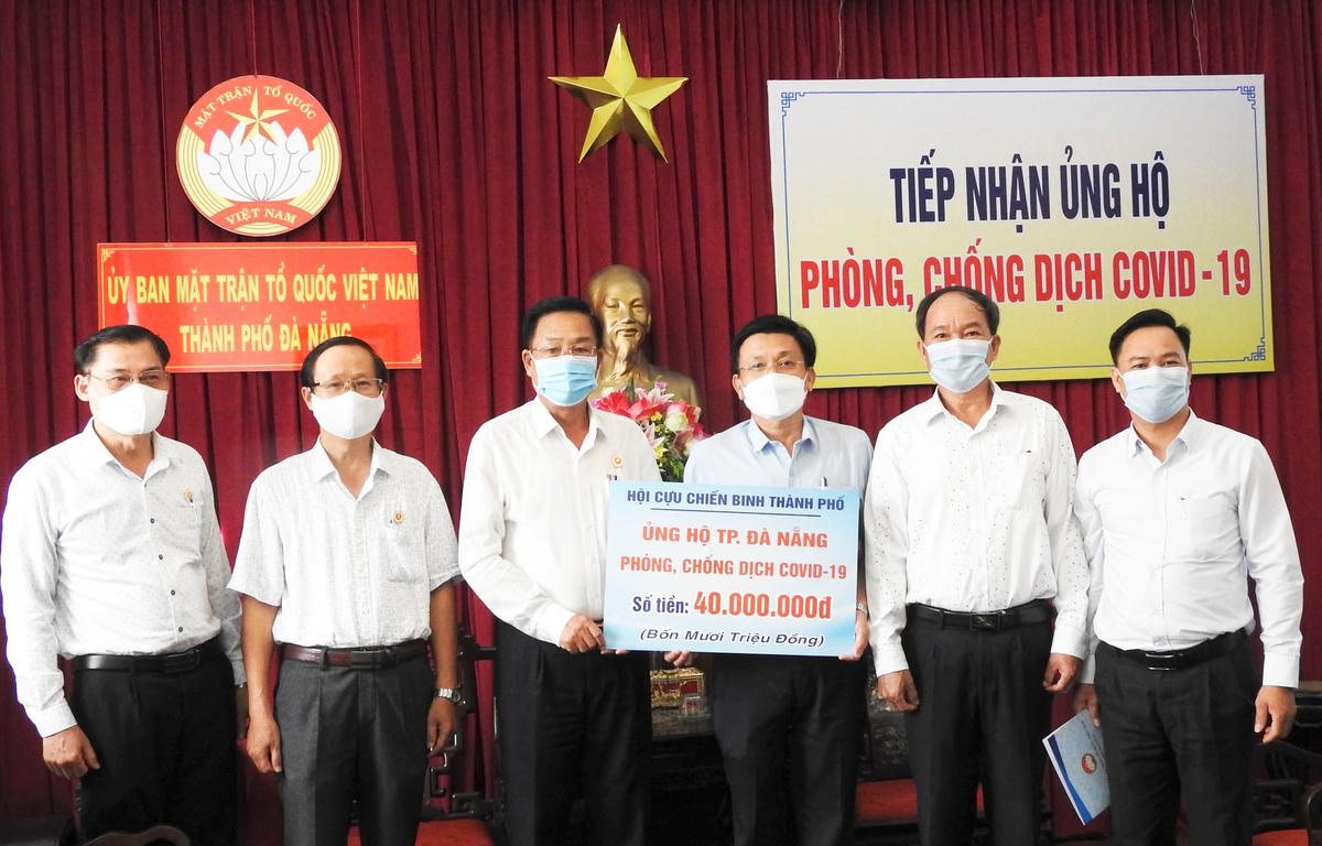 Phó Chủ tịch Thường trực Hội cựu chiến binh TP Đà Nẵng Bùi Chí Loan (thứ 3 từ trái sang), trao 40 triệu đồng quyên góp ủng hộ phòng, chống Covid-19  cho Ủy ban MTTQ Việt Nam TP Đà Nẵng. Ảnh Thanh Tùng