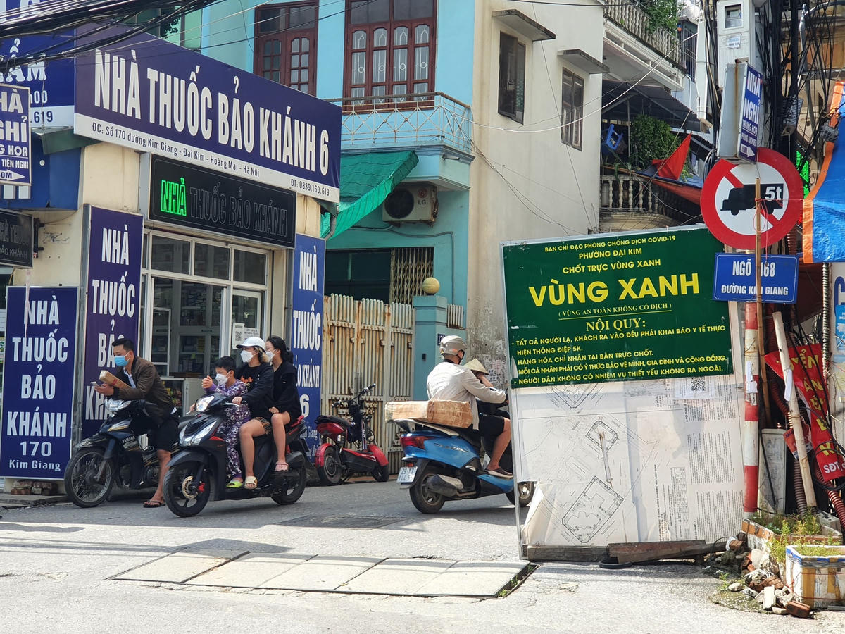 Một chốt chặn trên đường Kim Giang chắn ngang lối ra vào gây không ít cản trở cho việc đi lại của người dân.