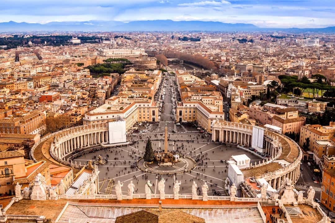 Mặc dù nằm ở Ý, nhưng Vatican thực sự là một quốc gia có chủ quyền, đây là cơ sở của nhà thờ công giáo và là nơi ở chính thức của Giáo hoàng.  