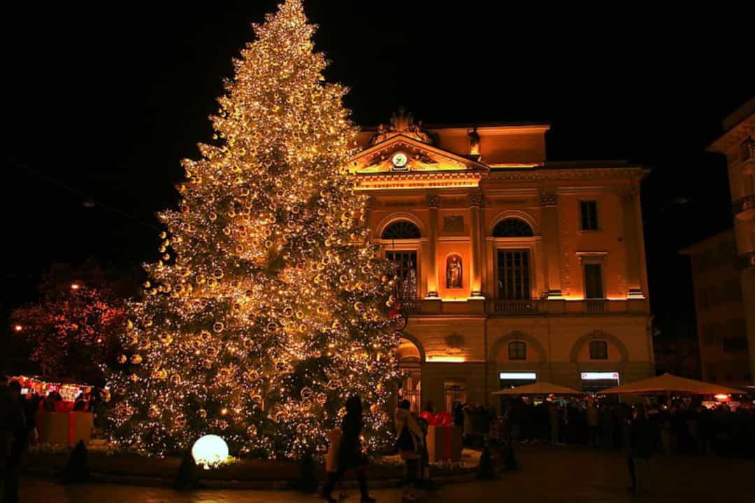 Thụy Sĩ - Nhẹ nhàng nhưng thật lãng mạn, cây trang trí đối diện với Palazzo Civico hoặc Tòa thị chính của Lugano.