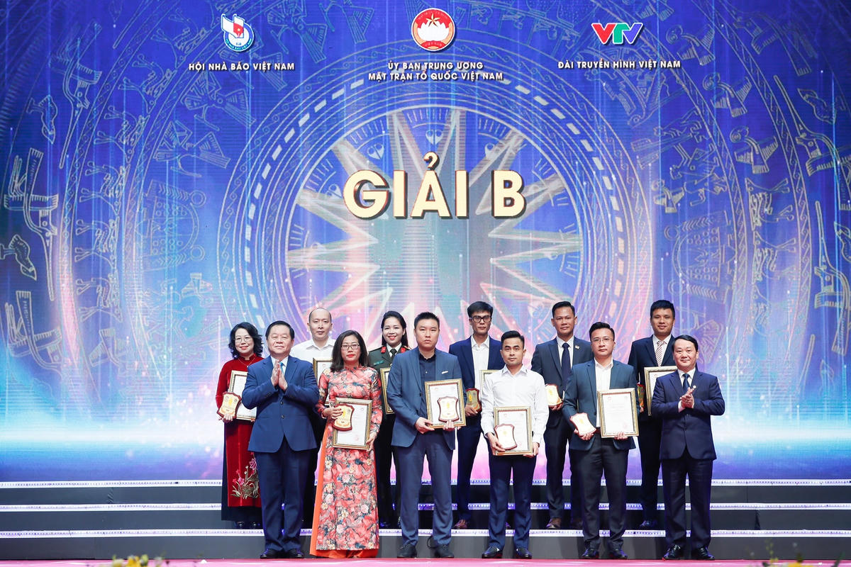 Trưởng ban Tuyên giáo Trung ương Nguyễn Trọng Nghĩa và Bộ trưởng, Chủ nhiệm Ủy ban Dân tộc Hầu A Lềnh trao giải B cho các tác giả.