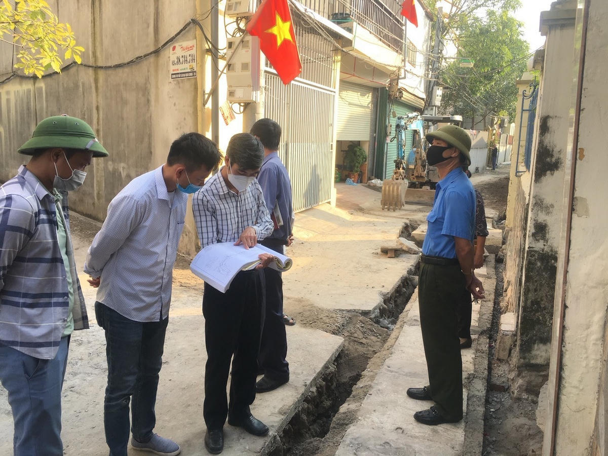 Ban Thanh tra nhân dân và Ban Giám sát đầu tư của cộng đồng xã Đa Tốn (huyện Gia Lâm, Hà Nội) kiểm tra chất lượng các công trình xây dựng trên địa bàn.