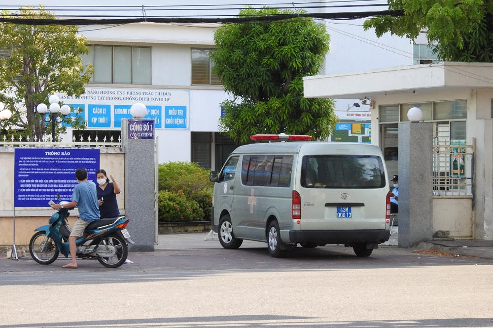  Cổng chính Bệnh viện C, Đà Nẵng mở rộng trong ngày dầu dỡ bỏ phong tỏa, cách ly. Ảnh Thanh Tùng