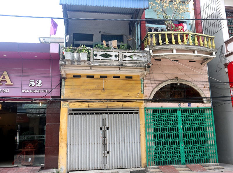 Ngôi nhà xảy ra việc cháu bé bị rơi từ tầng 2.