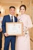 Ngọc Hà ở bên Công Lý khi anh được nhận danh hiệu Nghệ sĩ Nhân dân.