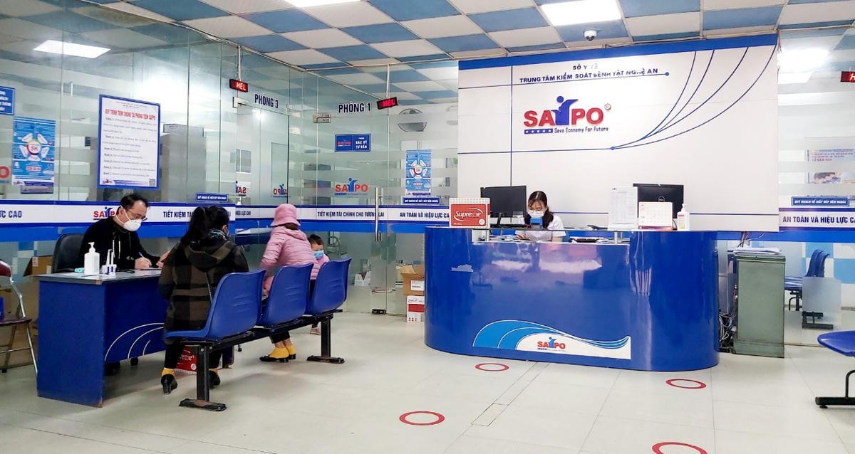 Sáng ngày 3/1, dù đang nghỉ lễ nhưng các bộ phận chuyên môn của Phòng tiêm chủng (CDC Nghệ An) vẫn khám, tu vấn cho người dân.