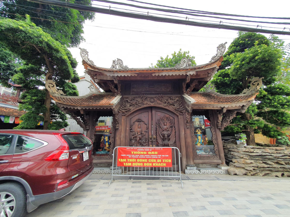 Chùa Vạn Niên (đường Lạc Long Quân) "cửa đóng then cài".