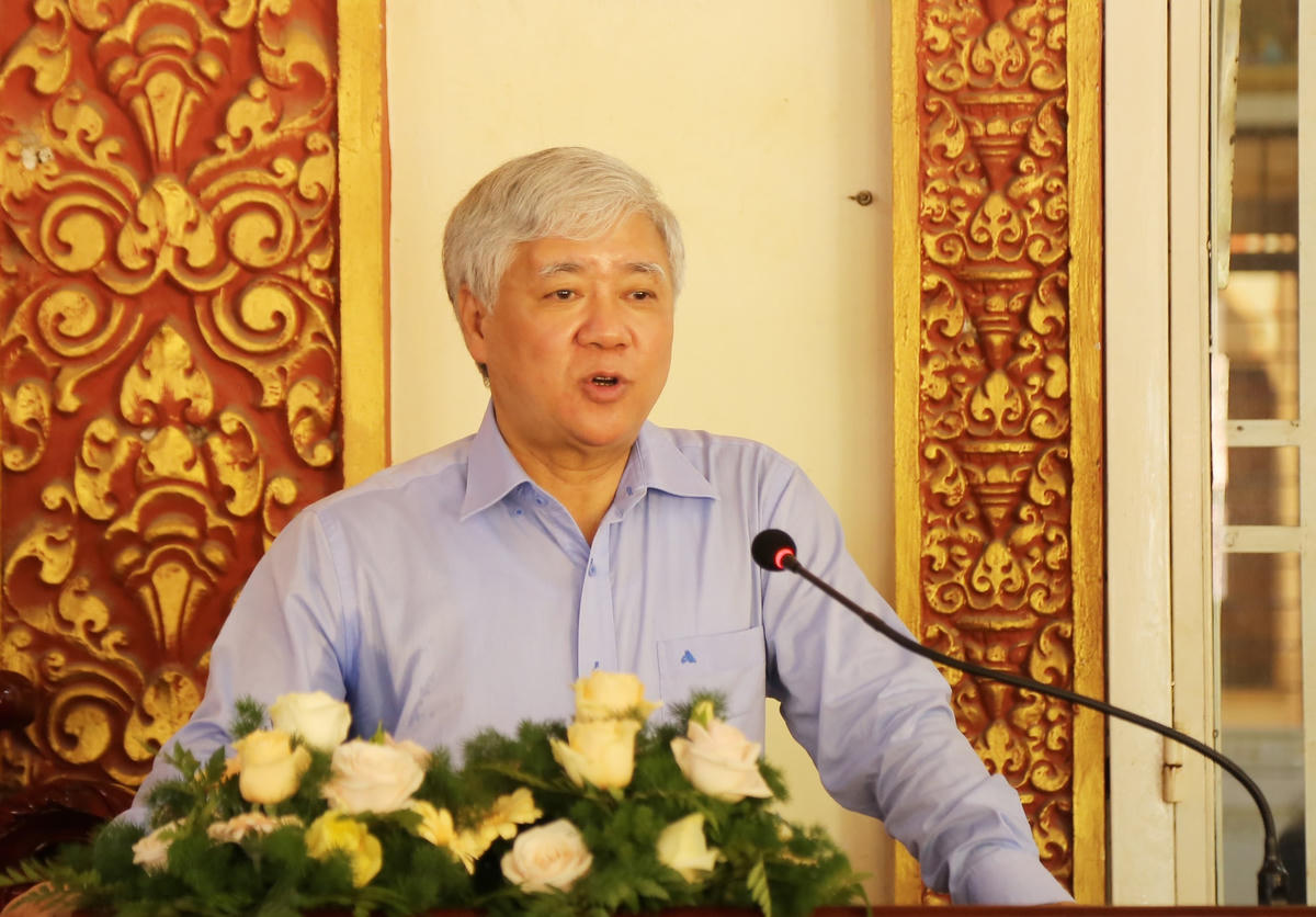 Chủ tịch Đỗ Văn Chiến chúc Tết các sư sãi, bà con Khmer tại chùa Pôthisômrôn.