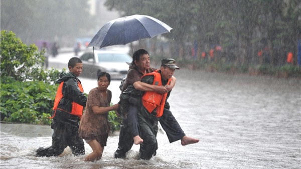 Các chuyên gia Trung Quốc cho rằng, mưa lũ nghiêm trọng ở nước này hiện nay là do sự bất thường của nhiệt độ nước biển tầng mặt. Ảnh: China Daily.