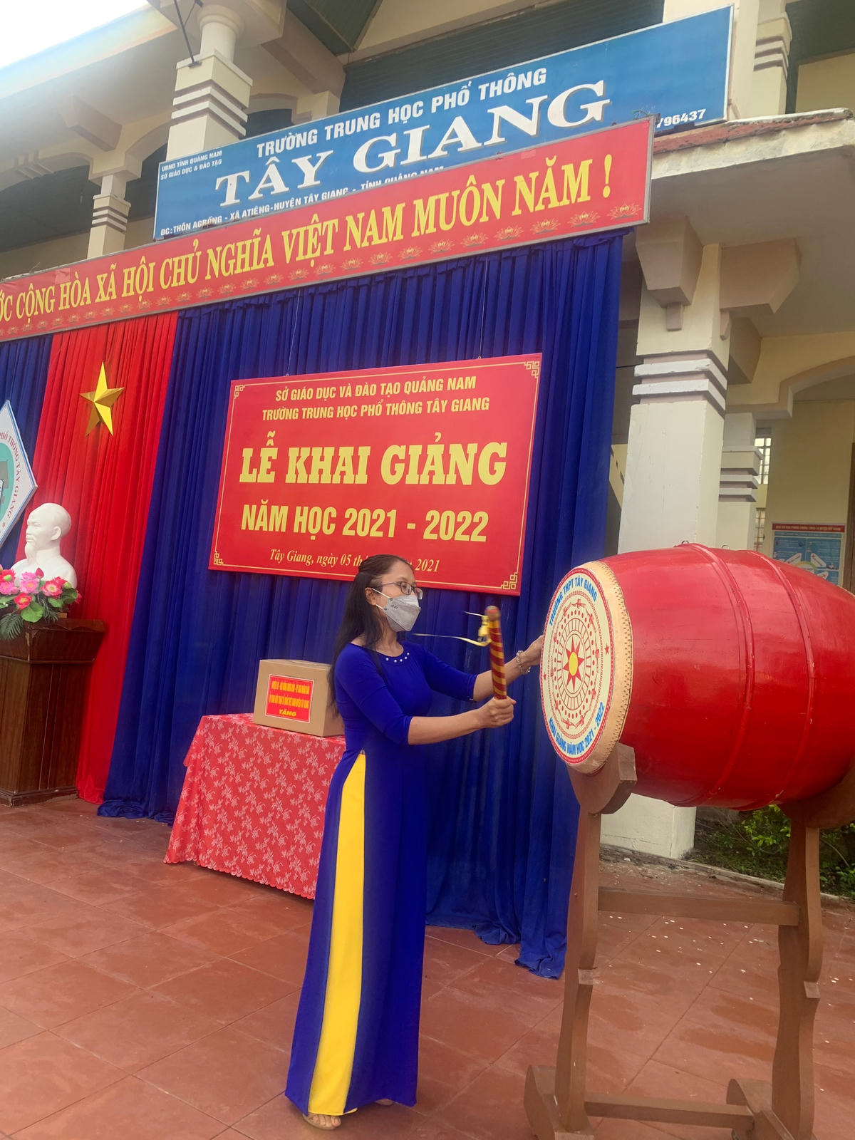 Cô Arâl Mai Tình, Hiệu trưởng Trường THPT Tây Giang đánh trống khai giảng năm học mới.