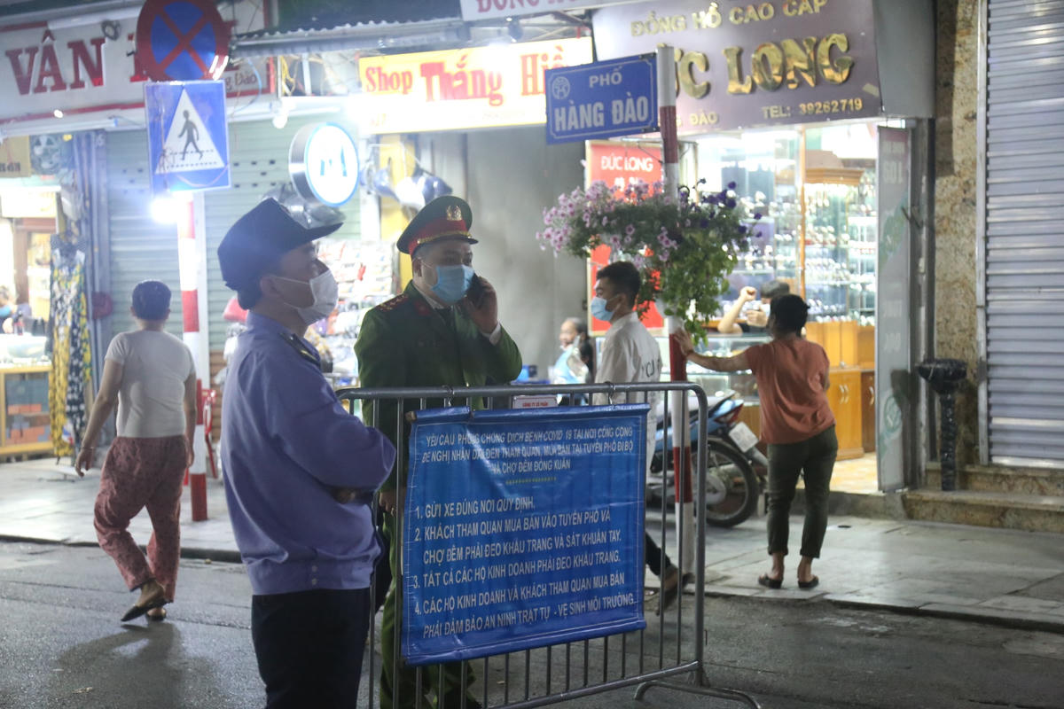 Lực lượng chức năng có mặt thực hiện nhắc nhở người dân nghiêm túc đeo khẩu trang. Ảnh: Lan Anh. 
