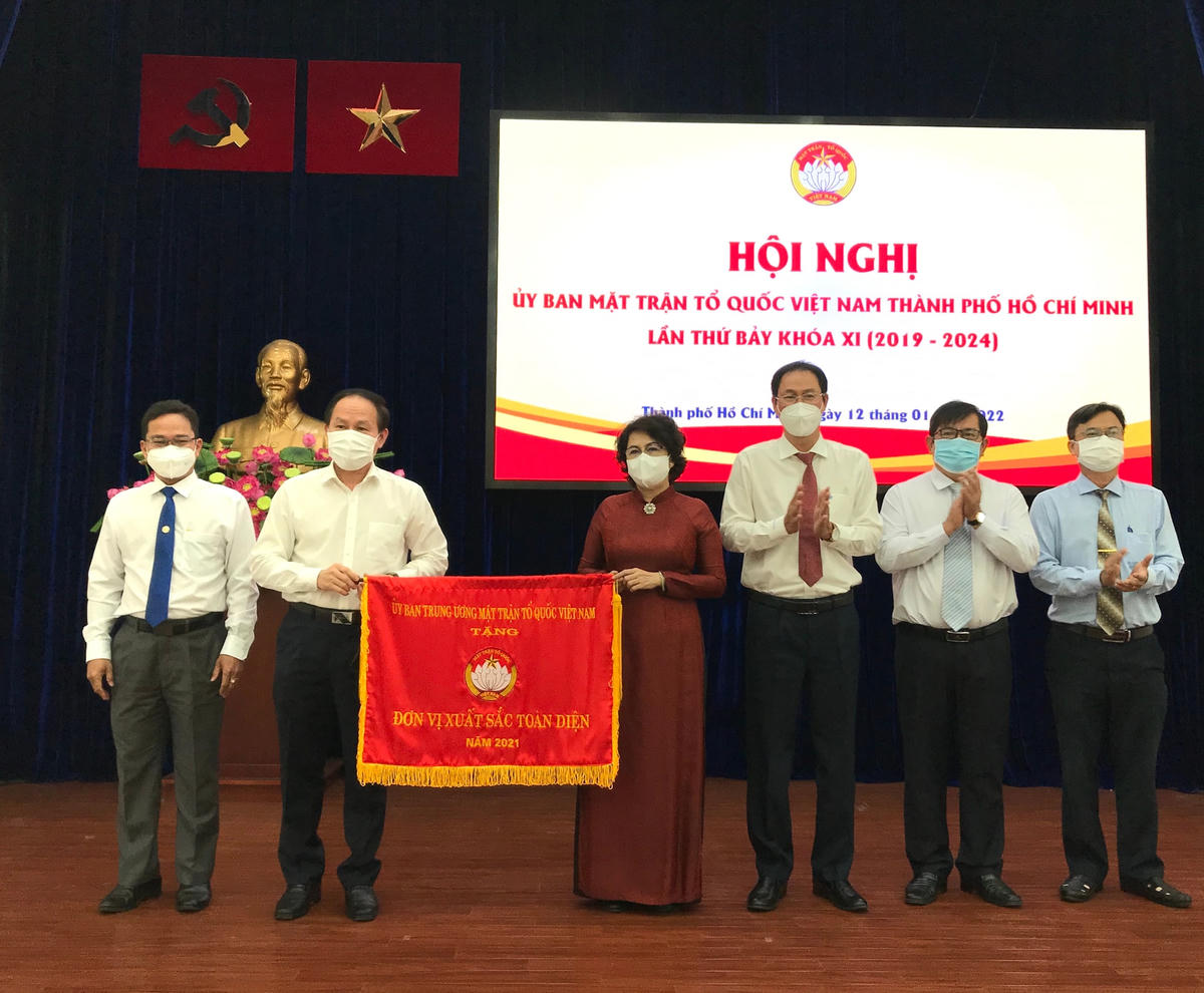 Phó Chủ tịch - Tổng Thư ký Lê Tiến Châu trao Cờ xuất sắc toàn diện cho Ủy ban MTTQ Việt Nam TP HCM.