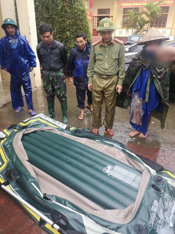 Chiếc thuyền hơi bị đối tượng Bùi Đức Lâm chém thủng.