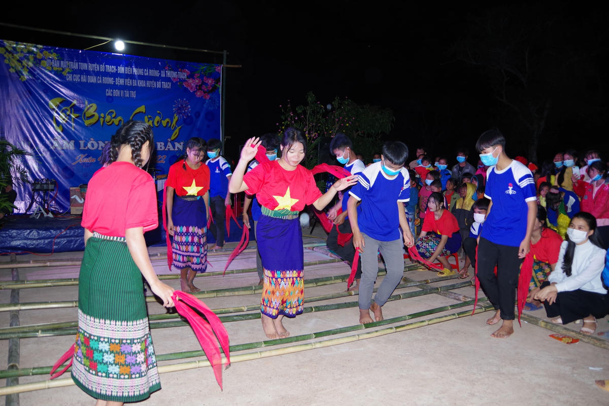 Văn nghệ tại chương trình "Xuân biên cương ấm lòng dân bản" ở xã biên giới Thượng Trạch.