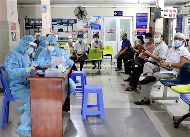 Các y, bác sỹ Trung tâm Y tế quận 11, Thành phố Hồ Chí Minh tiêm vaccine Moderna phòng Covid-19 trong đợt 5 cho khoảng 3.120 người trên 65 tuổi, người mắc bệnh mãn tính. Ảnh: Hồng Giang/TTXVN.  