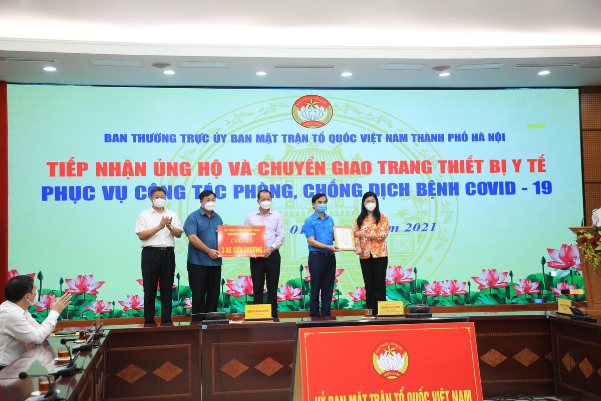 Mặt trận Hà Nội tiếp nhận ủng hộ công tác phòng dịch. 