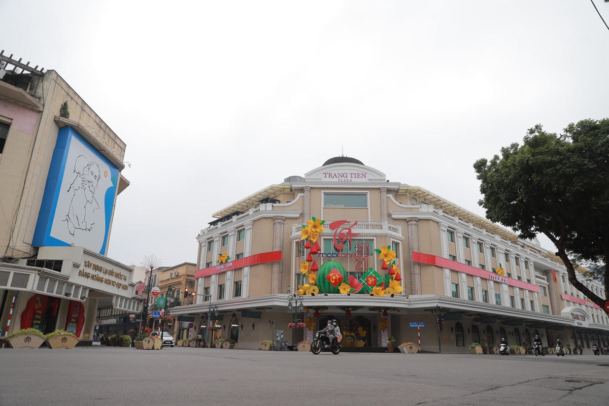 Tràng Tiền vốn là nơi tập trung đông người tại phố đi bộ, nhưng đến hơn 8 giờ sáng vẫn yên bình đến lạ.