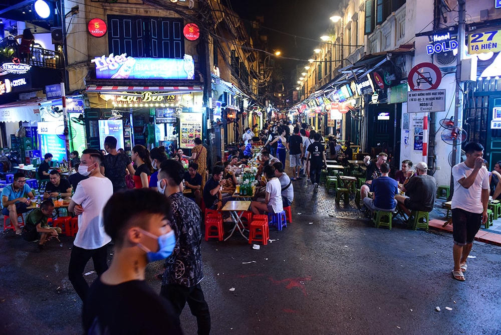 Tạ Hiện là khu phố đêm độc đáo, sôi động nhất Hà Nội vào những ngày