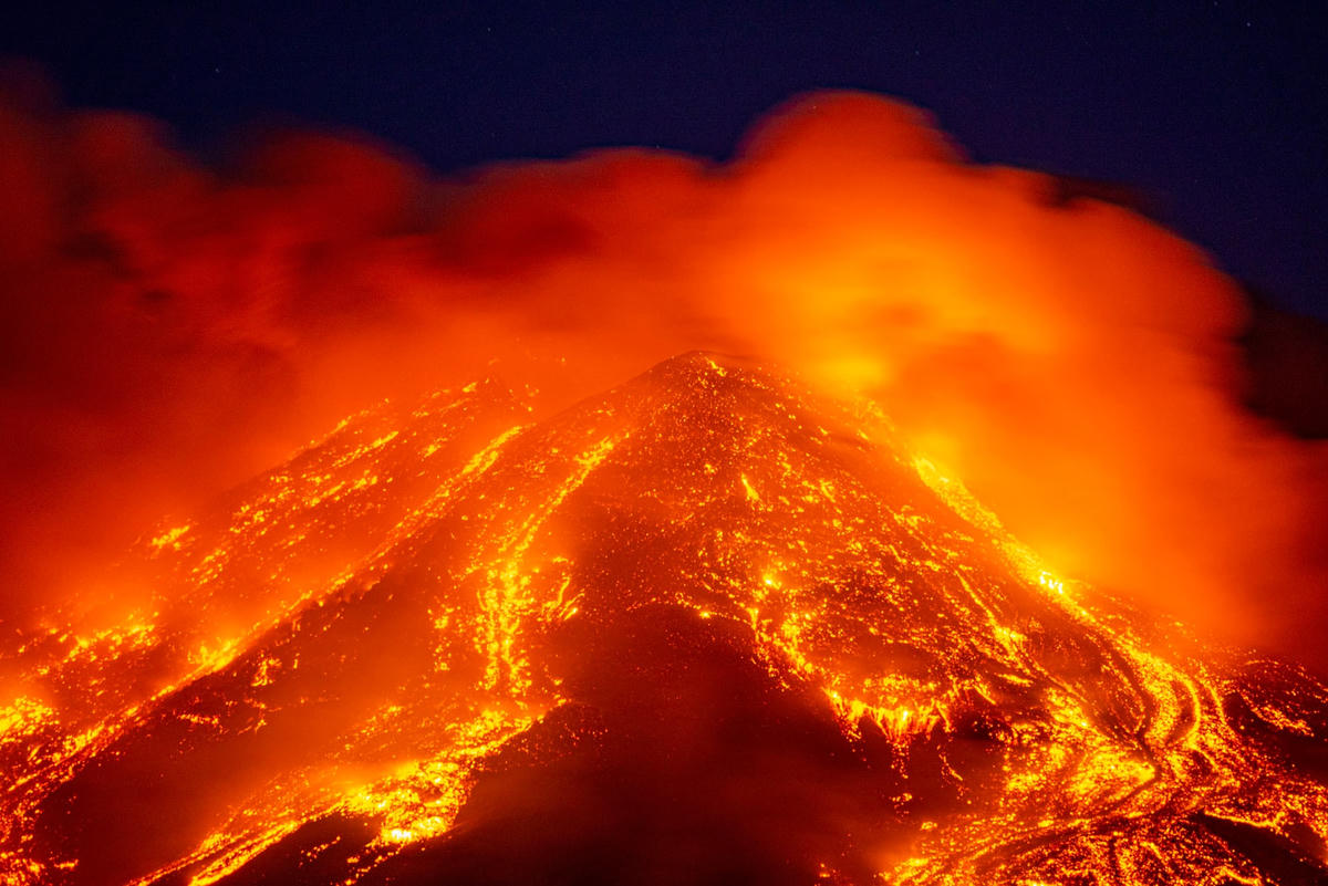 Núi lửa Etna của đảo Sicily phun trào trong năm 2021. Ảnh: The Atlantic.