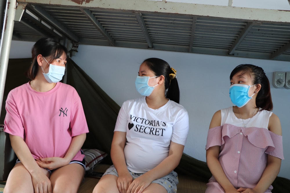 Các sản phụ vui vẻ trò chuyện trong khu cách ly tập trung.