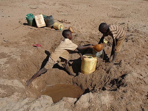 Biến đổi khí hậu khiến nhiều vùng tại Kenya thiếu nước trầm trọng.