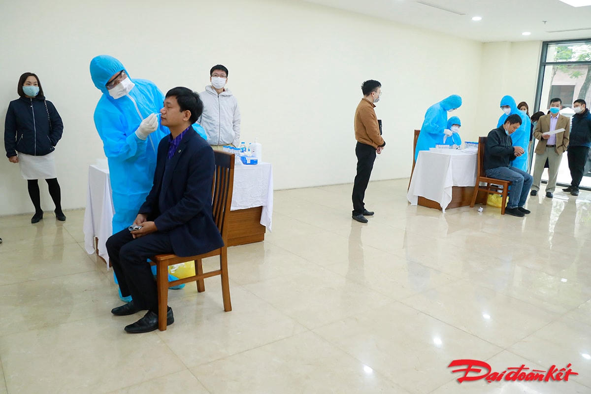 Đối với các đại biểu Quốc hội và cán bộ, công chức, viên chức của Đoàn đại biểu Quốc hội các tỉnh, thành phố trực thuộc Trung ương thực hiện xét nghiệm tại địa phương do Sở Y tế địa phương làm đầu mối.