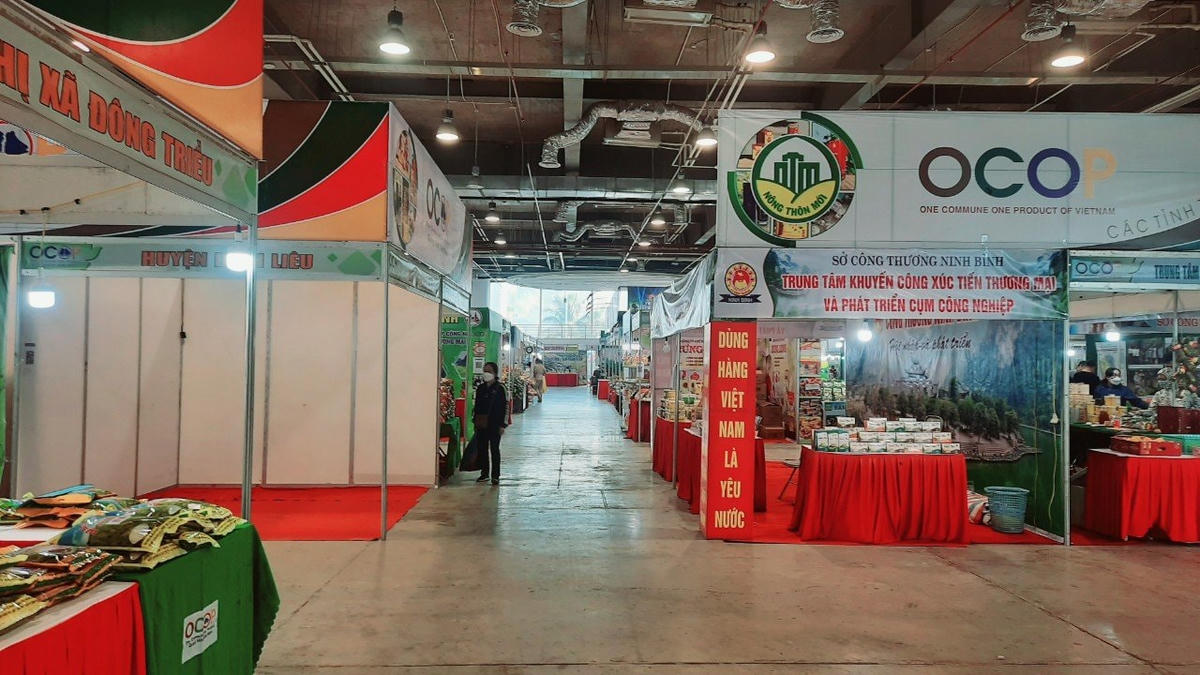 Một số gian hàng đã dọn hàng về sớm trước ngày dự kiến kết thúc hội chợ.