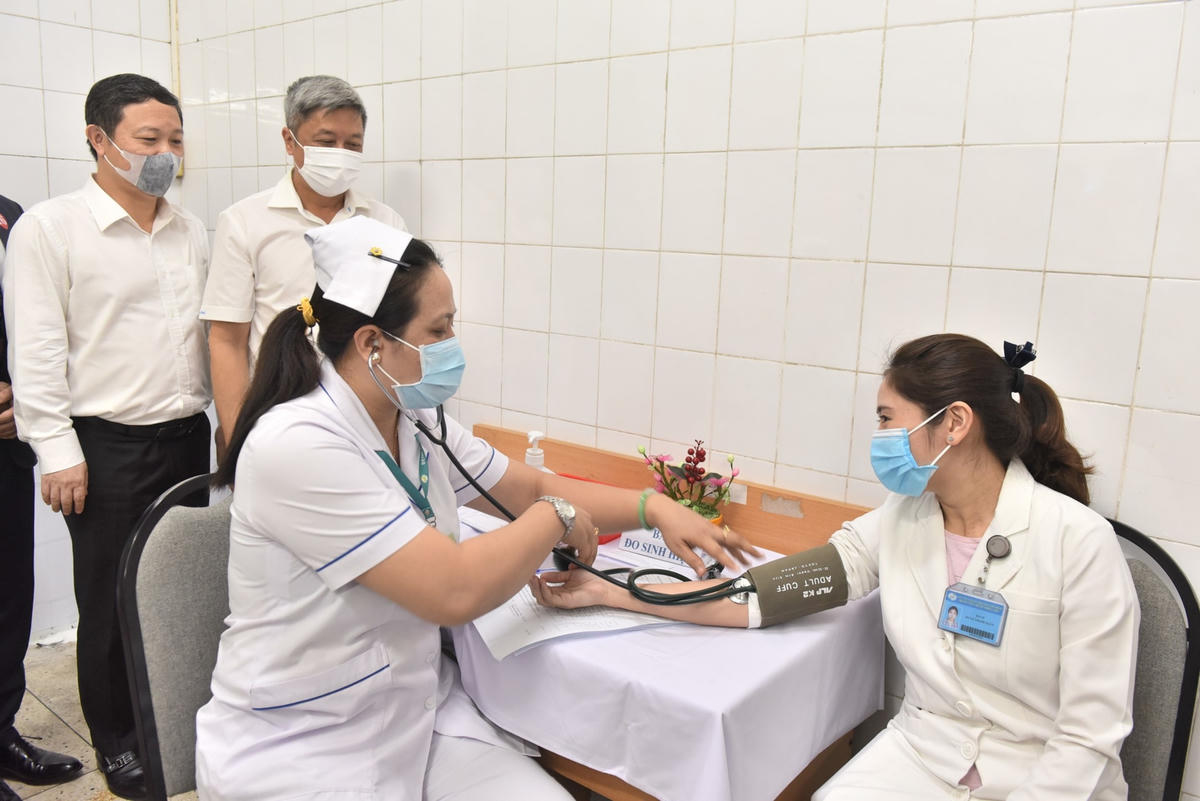 Tiêm vaccine giúp các nhân viên y tế an tâm hơn khi chống dịch