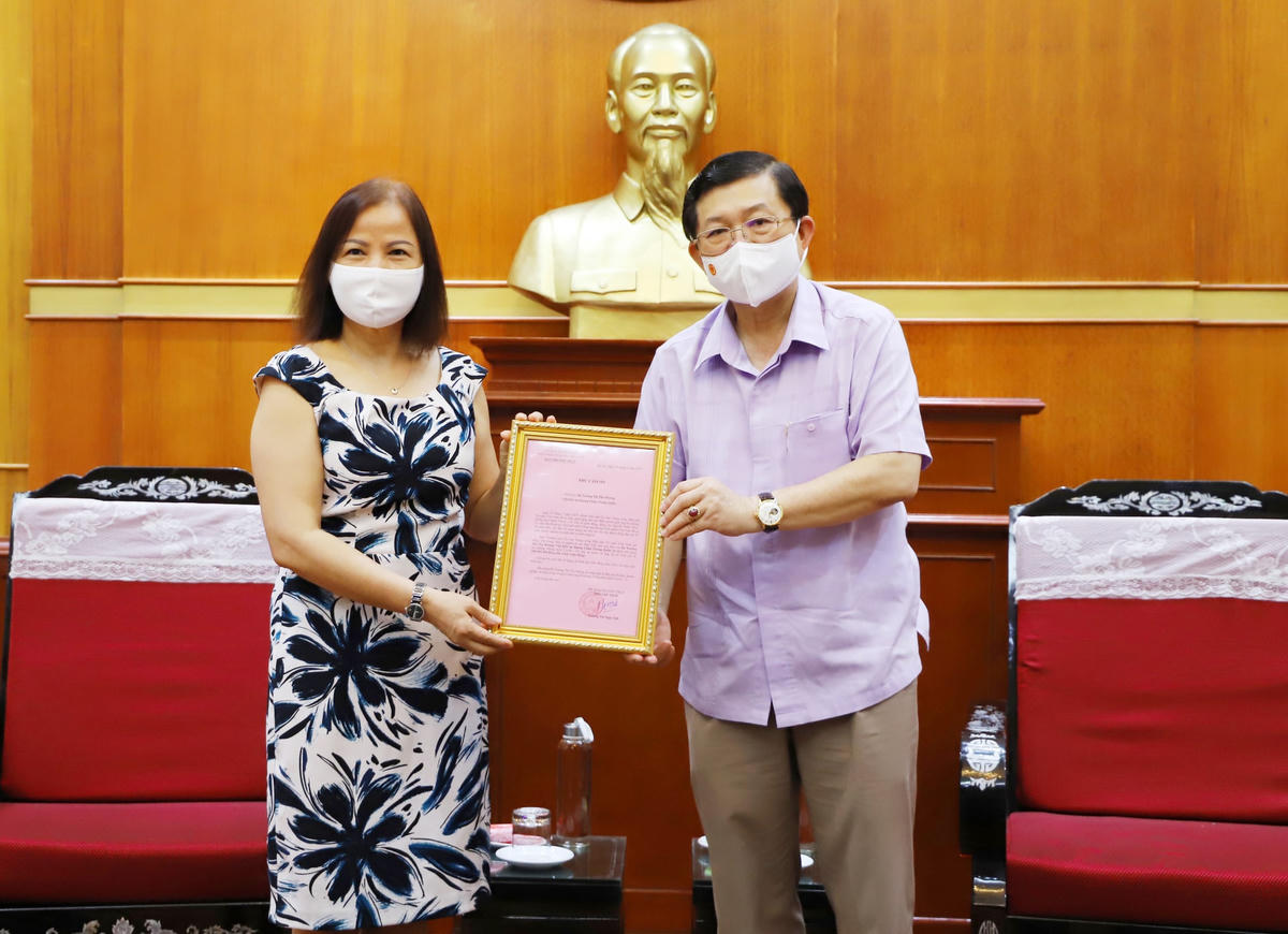 Phó Chủ tịch Nguyễn Hữu Dũng trao thư cảm ơn cho đại diện gia đình bà Trương Thị Thu Hương, Việt kiều tại Quảng Châu (Trung Quốc).