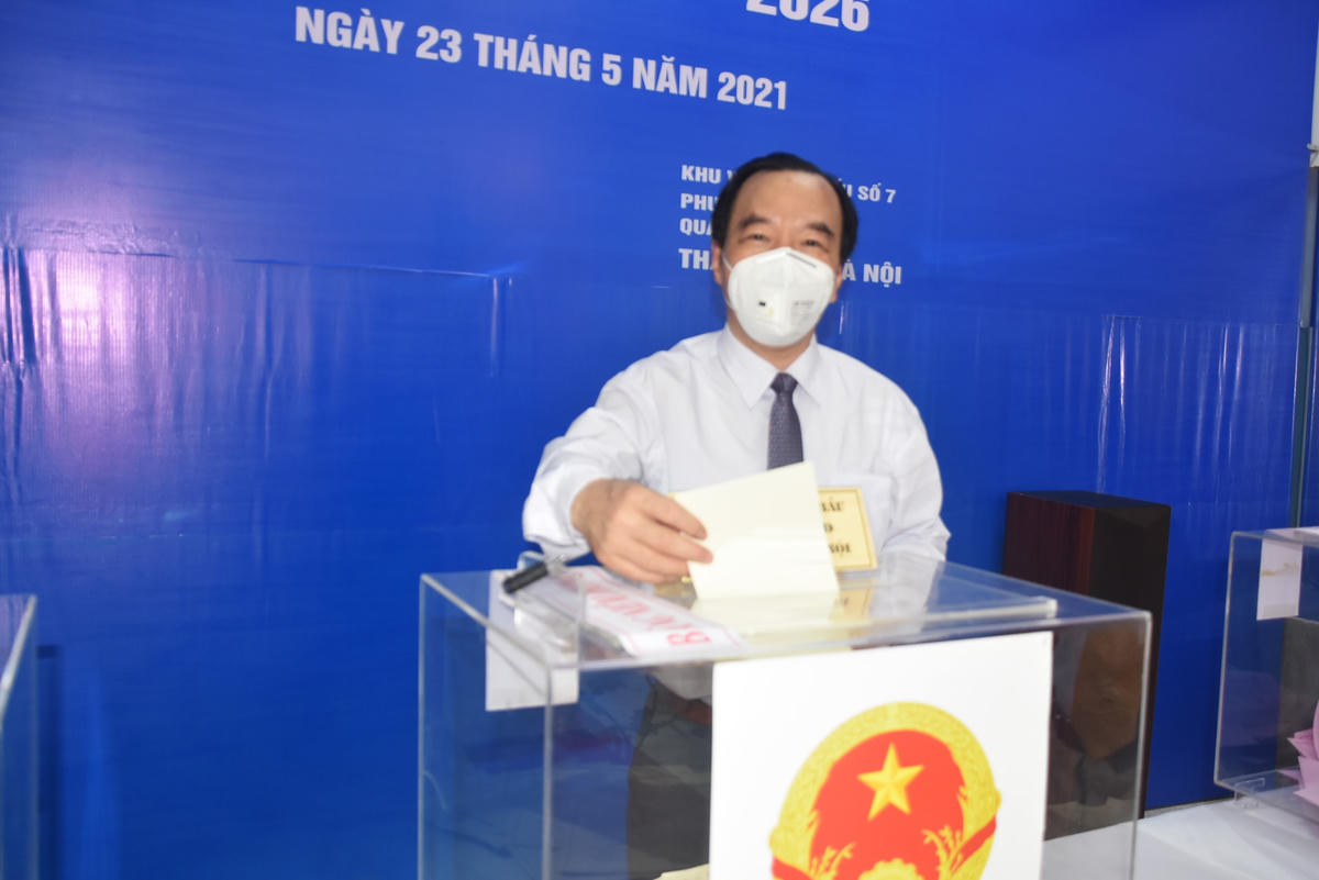 Phó Chủ tịch Ngô Sách Thực tham gia bỏ phiếu tại Khu vực bỏ phiếu số 7, phường Yên Hòa.