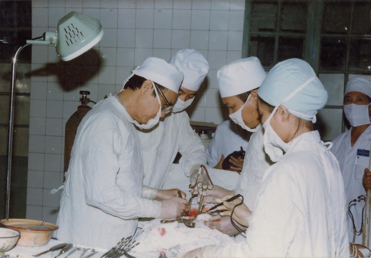 Bác sĩ Trần Mạnh Chí (người đầu bên trái) trong một ca mổ ở Viện Quân y 103.