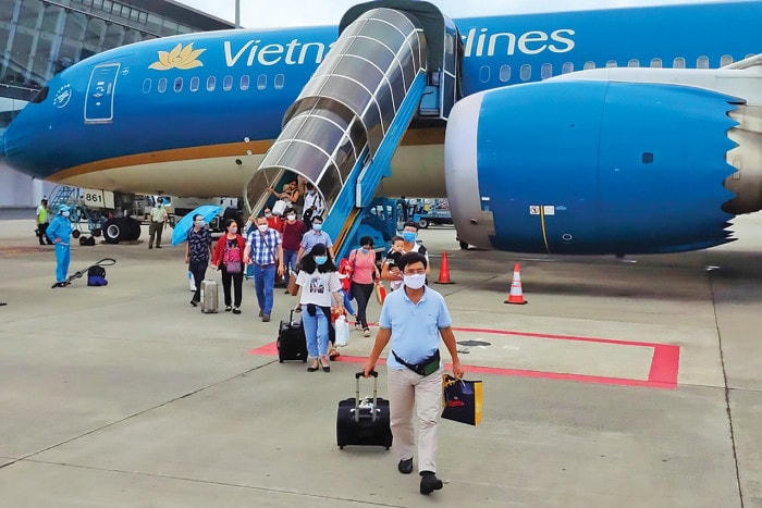 Lực lượng y tế giám sát kỹ hành khách nhập cảnh.