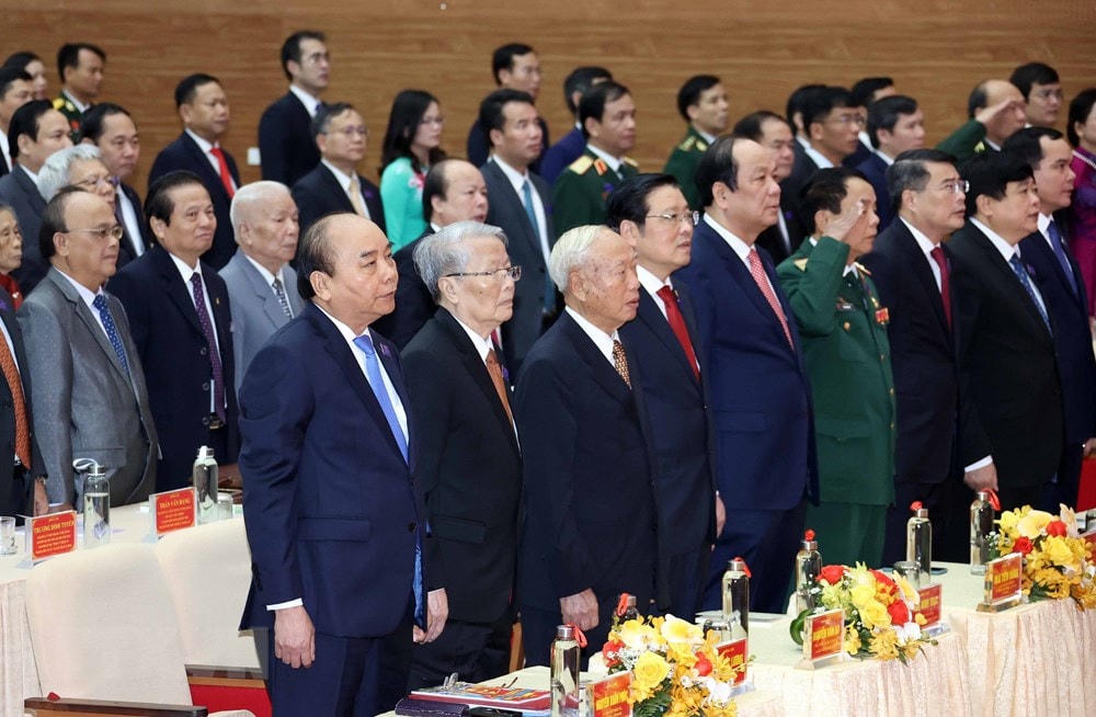 Thủ tướng Nguyễn Xuân Phúc với các đại biểu thực hiện nghi thức chào cờ. (Ảnh: Thống Nhất/TTXVN).